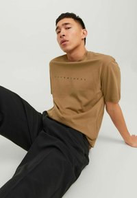 Jack & Jones JJESTAR TEE - T-shirt imprimé - otter