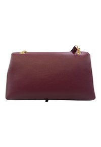 Borsa in pelle bordeaux con superficie texturizzata, accessori in metallo dorato e una forma piatta e strutturata. Attacco della tracolla visibile sul lato.