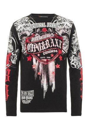 Langärmliges schwarzes T-Shirt aus Baumwolle, mit weißen und roten Grafiken, einschließlich eines Logos und Totenkopf-Drucken, abgerundet mit Sternakzenten.