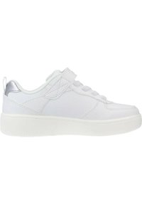 Witte sneaker met een gladde synthetische bovenkant, getextureerde accenten, platte veters en een klittenbandsluiting. Beschikt over een gewatteerde witte rubberen zool.