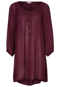 Chemise bordeaux à manches longues en tissu transparent. Elle présente un col rond, une fermeture à boutons sur le devant et un ourlet arrondi.