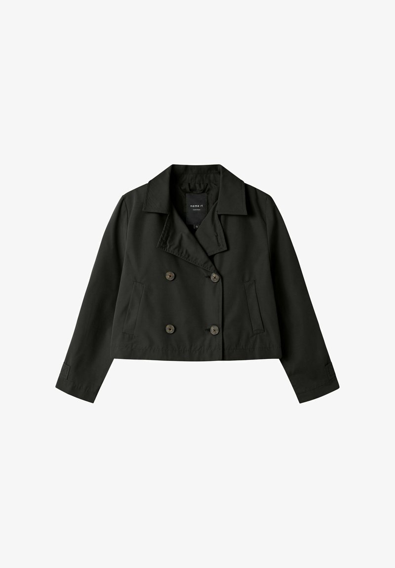 Zkrácený dvouřadý kabát v tmavě zelené barvě. Vyrobený z hladkého materiálu s klopovým límcem, dvěma předními kapsami a hnědými knoflíkovými akcenty.