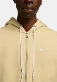 Nike Sportswear SOLO - Tröja med dragkedja - gold white