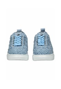 Helleblaue Sportschuhe mit Obermaterial aus strukturiertem Stoff, flachen Schnürsenkeln, gepolstertem Schaftrand und weißer Gummisohle. Branding an Zunge und Ferse.
