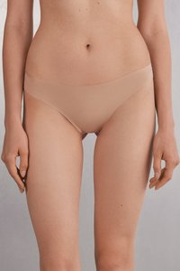 Sous-vêtements bikini nus sans coutures à taille basse, avec une texture lisse et un style minimaliste, sans coutures visibles.