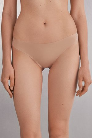 Sous-vêtements bikini nus sans coutures à taille basse, avec une texture lisse et un style minimaliste, sans coutures visibles.