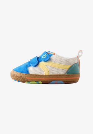 Kindersneaker met blauwe suède neus en banden, gele zijaccent, witte mesh bovenkant, bruine zool en meerkleurige patroonzool.