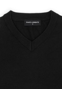 Czarny sweter typu v-neck wykonany z miękkiej dzianiny, z ryflowanym wykończeniem przy dekolcie, oznaczony metką "PAKO LORENTE" oraz rozmiarem "M."