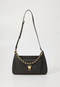 Mala de ombro preta em pele com superfície texturizada, bolso frontal, detalhe em corrente dourada e alça ajustável sobre fundo branco simples.