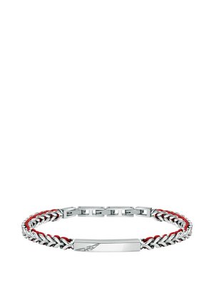 Bracciale a catena in argento con filo rosso intrecciato tra gli anelli e una piastra rettangolare liscia con un piccolo logo inciso.