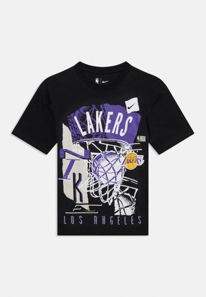 Μαύρο T-shirt με μοβ και λευκά γραφικά μπάσκετ των Los Angeles Lakers, που περιλαμβάνουν στεφάνι, μπάλα και λογότυπα της ομάδας.