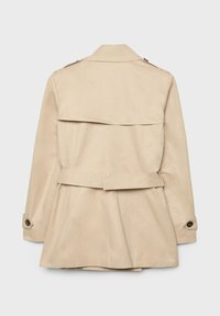 Beiger Trenchcoat mit Rückenpasse, Taillengürtel, Schulterklappen und mit Knöpfen verstellbaren Ärmelriemen, von hinten gezeigt.