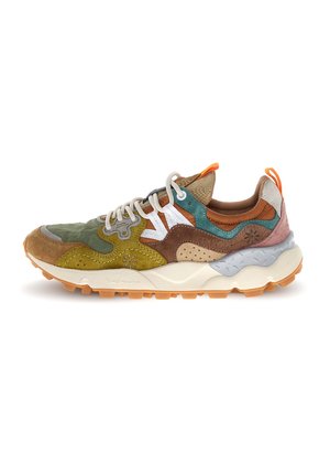 Sneaker multicolore con pannelli in suede e tessuto verde, marrone, arancione, turchese, lacci bianchi e suola spessa e strutturata con battistrada arancione.