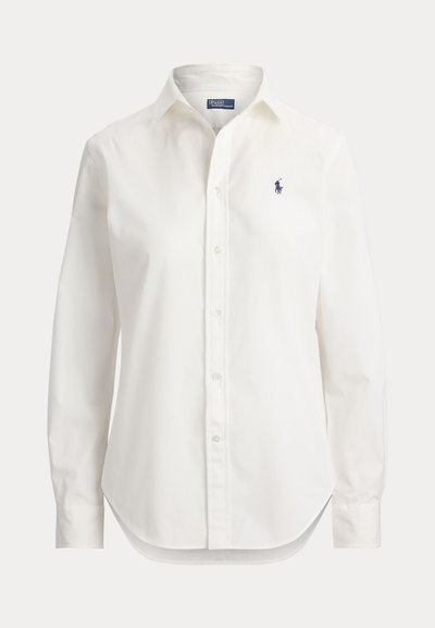 Camisa blanca de manga larga con botones, cuello y pequeño logotipo bordado de un jugador de polo en azul en el lado izquierdo del pecho.