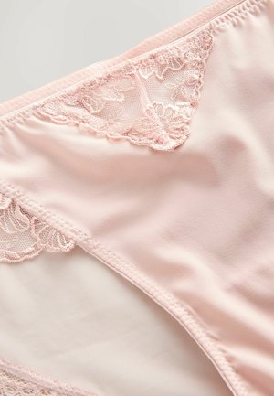 Lichtroze onderbroek van gladde stof, met delicate kantafwerking aan één kant en een zachte textuur overal.