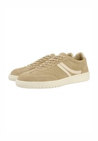 Sneakers in suede beige con accenti bianchi, punta rotonda, chiusura con lacci piatti e suola in gomma testurizzata. Design minimalista con superficie liscia.