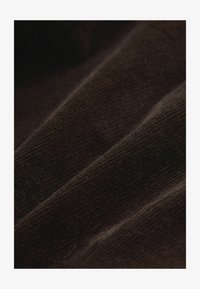 Sélectionné, chocolate brown