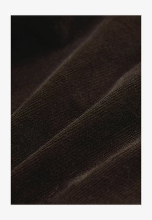 Ciemnobrązowa tkanina sztruksowa z pionową prążkowaną fakturą, charakteryzująca się miękkimi, puszystymi włóknami i lekko błyszczącym wykończeniem.