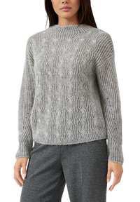 Grauer, gestrickter Pullover mit strukturiertem Zopfmuster, rundem Ausschnitt und langen Ärmeln. Der Stoff wirkt weich und leicht transparent.