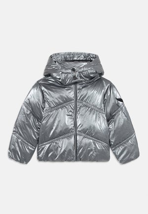 Gevoerde jas in metallic zilver, met een hoge kraag, ritssluiting en geometrische naaddetails. Zachte, glanzende textuur met een capuchon.