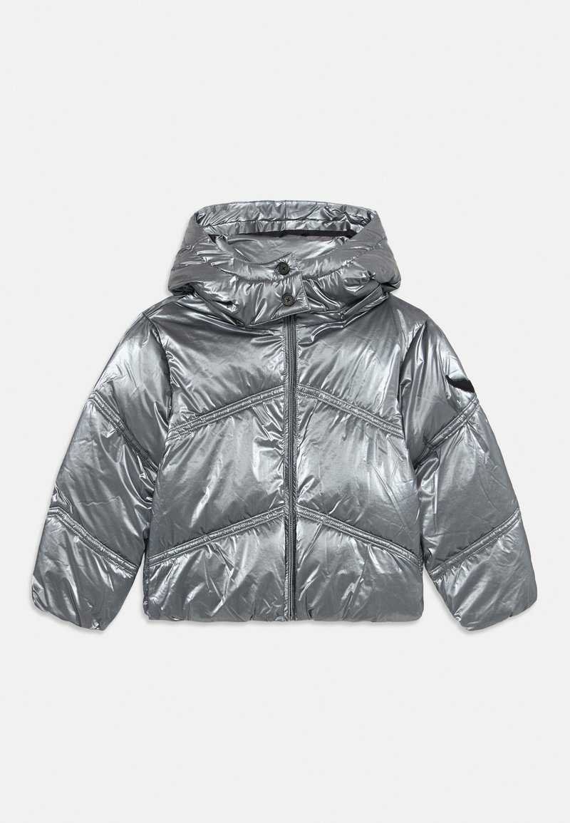 Gevoerde jas in metallic zilver, met een hoge kraag, ritssluiting en geometrische naaddetails. Zachte, glanzende textuur met een capuchon.
