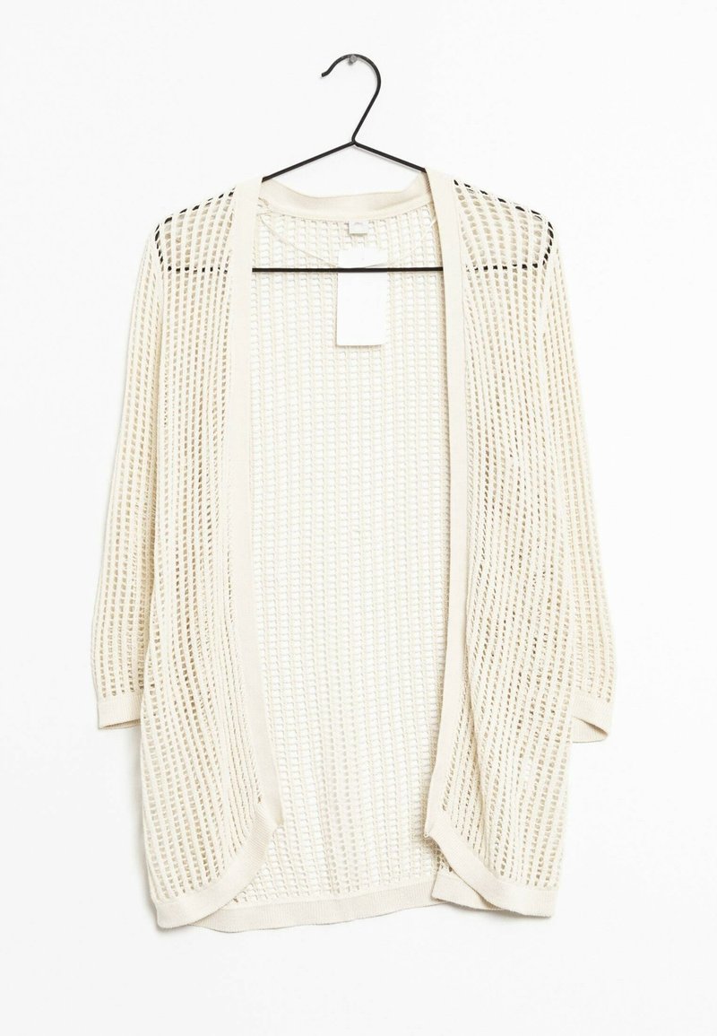 Cardigan au crochet couleur crème à ouverture frontale avec manches trois-quarts suspendu sur un cintre noir sur fond blanc.