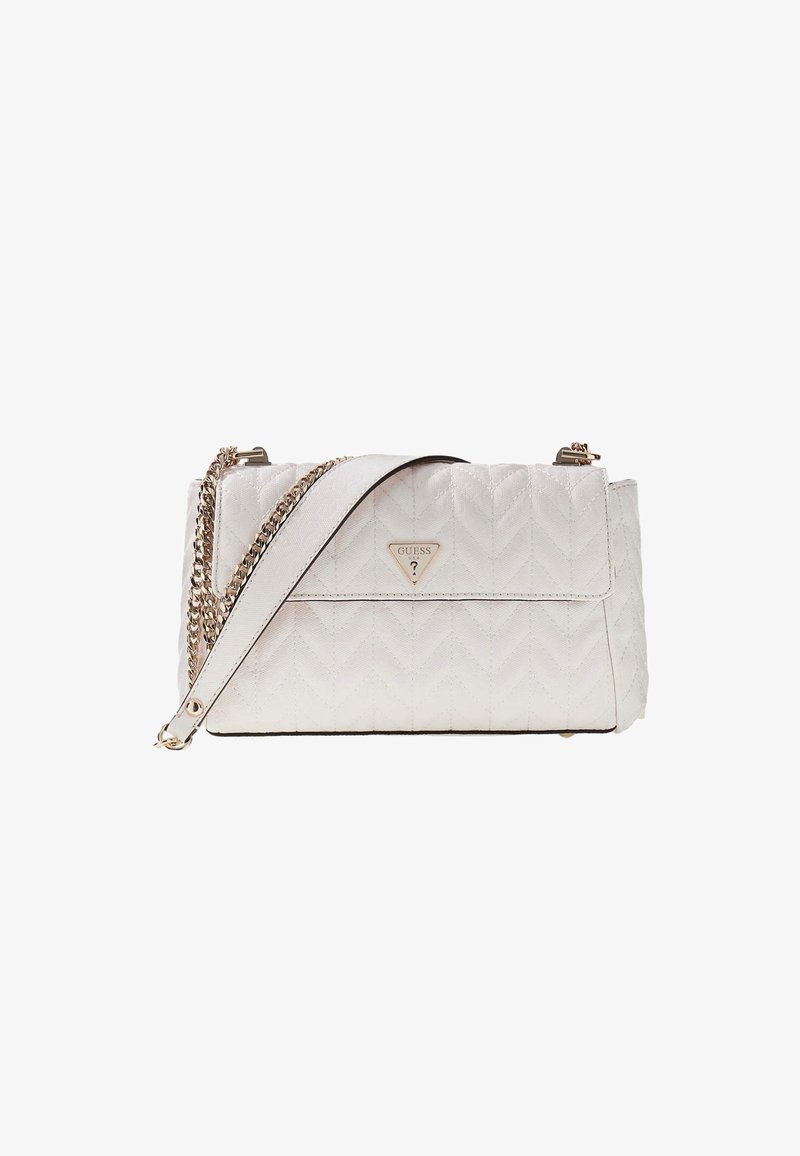 Sac à main matelassé blanc avec bandoulière chaîne dorée, rabat avant et emblème triangulaire du logo Guess.