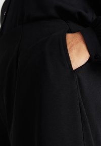 Vero Moda Curve VMCLIVA SUPER WIDE PANTS - Broek - black