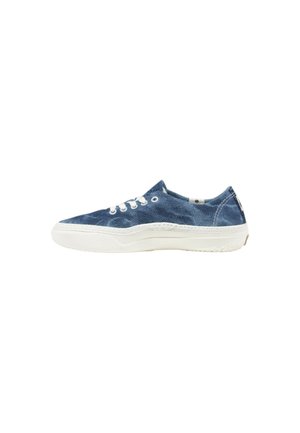 Sneakers in canvas denim con suola in gomma bianca, punta rotonda e design con lacci. Presentano una trama blu con un motivo sottile e un logo sul tallone.