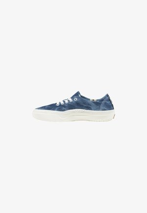 Sneakers in canvas denim con suola in gomma bianca, punta rotonda e design con lacci. Presentano una trama blu con un motivo sottile e un logo sul tallone.