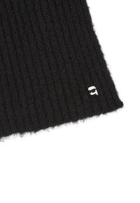 Svart ribbestrikket skjerf laget av myk, teksturert stoff, med en liten hvit logo detalj nær kanten.