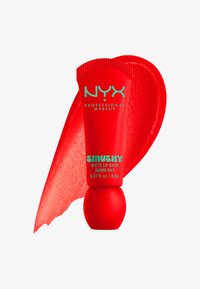 Röd tub av NYX Smushy Matte Lip Balm med teal bokstäver, rundad botten, som visar en svatch av matchande röd produkt bredvid.