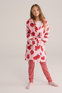 Peignoir en polaire rose avec motifs de fraises rouges et de cœurs, taille nouée, assorti à des leggings rouges ornés de dessins de cœurs blancs.