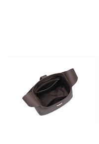 Borsa a mano in pelle marrone con superficie testurizzata, dotata di un ampio interno, due tasche con zip e una base piatta per una maggiore stabilità.