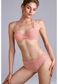 Pruhovaný bikini v korálovo-krémové barevné kombinaci. Vrchní část má tvarované košíčky s nastavovacími ramínky; spodní část má vysoký pas.