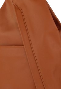 Bruin leermateriaal met een gladde textuur, voorzien van een diagonale naad en contrasterende stiksels. Vlak ontwerp zonder zichtbare hardware.