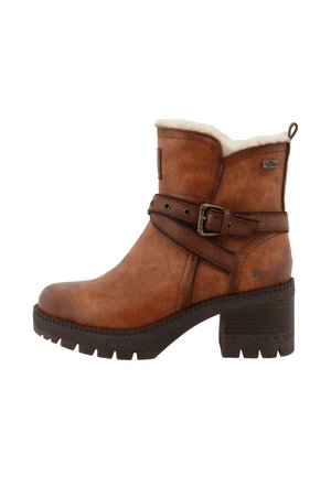 Bottines en cuir marron avec un fini texturé, doublure en fausse fourrure et une sangle décorative fermée par une boucle en métal. Talon épais.