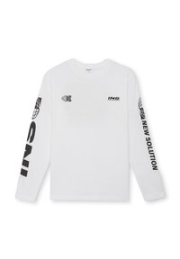 Camiseta de manga larga blanca hecha de algodón. Presenta texto gráfico "INS" y "NUEVA SOLUCIÓN" en negro en las mangas y el pecho. Cuello redondeado.