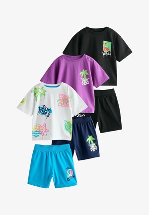 Tri šarena dječja outfita s grafičkim majicama i odgovarajućim hlačama, s motivima palmi, sunca, morskih zvijezda i tekstovima poput "Sun Vibes" i "Palm Boys".