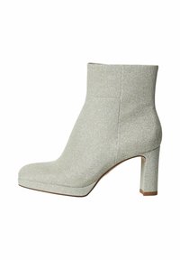 Šedá kotníková bota s texturovaným, třpytivým povrchem, čtveratou špičkou a chunky podpatkem. Hladký, přiléhavý design s minimem švů.