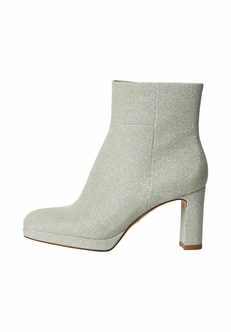 Šedá kotníková bota s texturovaným, třpytivým povrchem, čtveratou špičkou a chunky podpatkem. Hladký, přiléhavý design s minimem švů.
