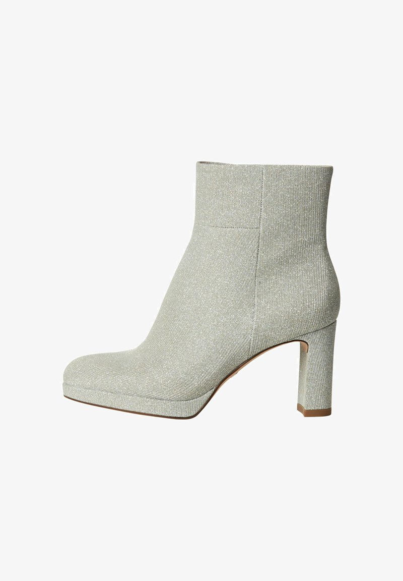 Stivale alla caviglia grigio con una finitura testurizzata e glitterata, punta quadrata e tacco chunky. Design elegante e aderente con dettagli di cucitura minimi.