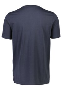 Camiseta de algodón suave, de color azul marino y de manga corta. Presenta un cuello redondo y una espalda lisa, sin patrones ni adornos.