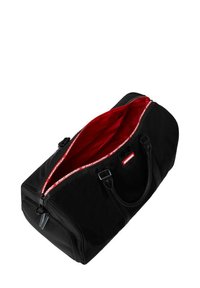 Bolsa de viaje negra con un interior forrado en rojo, material de tela, dos asas y un cierre de cremallera con una pestaña con el logo impresa.