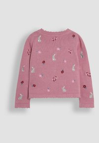 Rozā adīta džemperis ar sudraba un sarkaniem izšūtiem zaķiem un ziediem, ar viļņotām malām kaklā un apakšmalā.