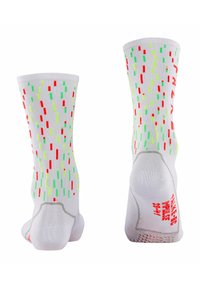 Chaussettes de sport blanches avec un motif de rayures verticales rouges, vertes et jaunes. Bords côtelés et talon renforcé.