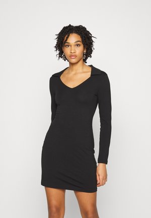Vestido preto de manga comprida com decote em V e colarinho pontudo. Tecido suave com uma silhueta ajustada, terminando acima do joelho.