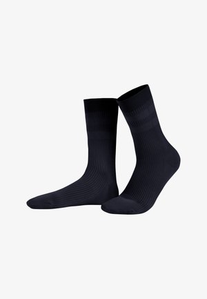 Paar schwarze, gerippte Crew-Socken mit dezentem horizontalem Streifendetail nahe dem oberen Rand, dargestellt auf weißem Hintergrund.