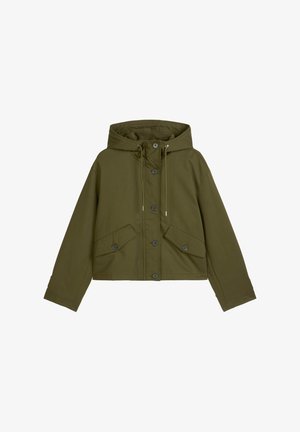 Olivgrüne, kurz geschnittene Jacke mit Kapuze, zwei Fronttaschen, Knopfverschluss und Kordelzügen am Hals. Glatte Textur und einfaches Design.