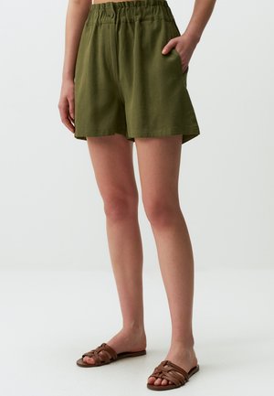 Olijfgroene shorts met een relaxte pasvorm, elastische tailleband en zijzakken. Het materiaal lijkt lichtgewicht met een iets gestructureerd oppervlak.